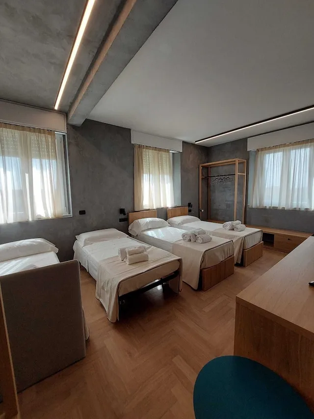 غرفة رباعية بسرير مزدوج وسريرين منفصلين، La Versiliana Hotel 2/2