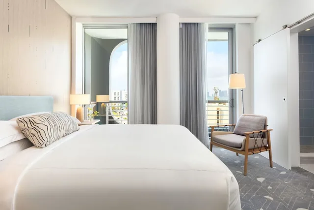 غرفة بريميوم بسرير كينج بشرفة، Kimpton Hotel Palomar South Beach 3/8