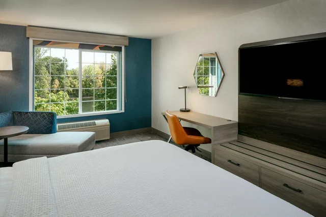 Standard, King Bed, River View, Holiday Inn Express Corvallis-On The River 3/9