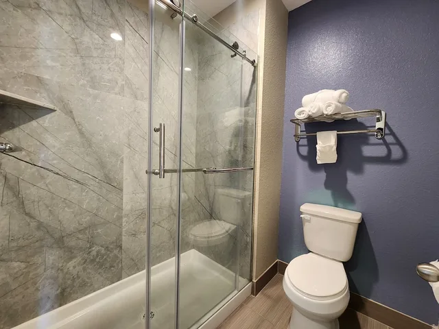 غرفة بسرير كينج، Days Inn & Suites By Wyndham La Porte 4/6