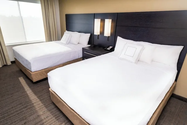 جناح بسريرين كوين بغرفة نوم واحدة مع أريكة، Residence Inn By Marriott Rocklin Roseville 1/3