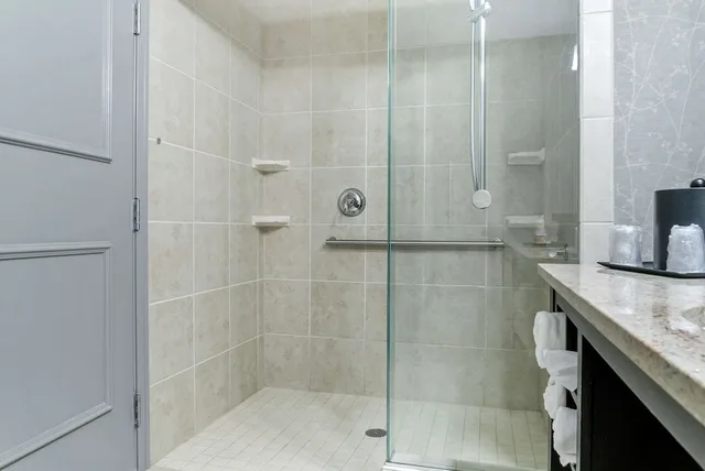 غرفة بسرير كوين لذوي الإعاقة، Comfort Inn Plainwell, MI 3/3