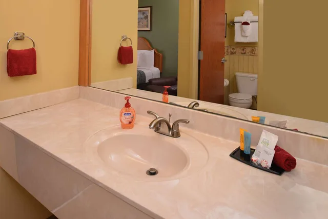 جناح بسريرين كوين بمطبخ صغير، Country Hearth Inn & Suites Edwardsville St. Louis 3/3