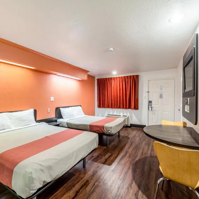 غرفة رباعية، Motel6 San Antonio, TX - Frost Bank Center 2/10