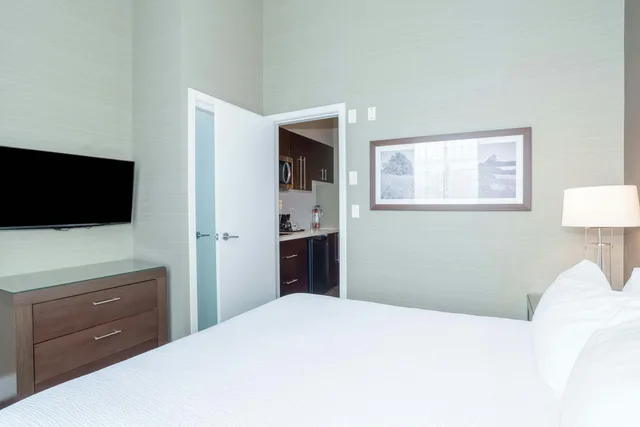 جناح بسرير كينج بمطبخ صغير، Sandman Hotel Abbotsford Airport 1/5