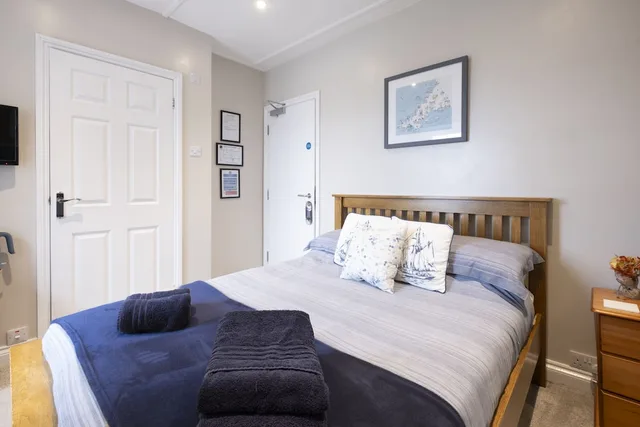 Standard, Double Bed, Private Bathroom, The Wheelhouse Guesthouse 2/4