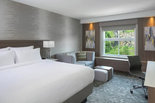 غرفة بسرير كينج مع أريكة لذوي الإعاقة، Courtyard Edgewater Nyc Area 1/10
