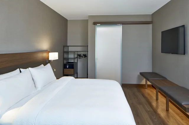 Room, King Bed, AC Hotel Atlanta Buckhead at Phipps Plaza 2/3
