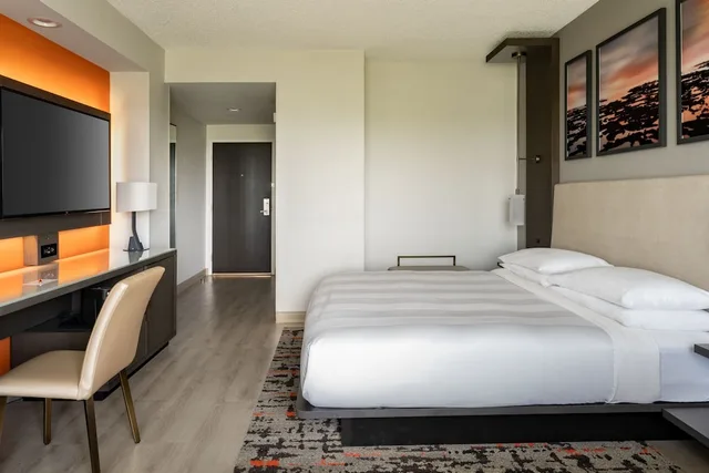 Pure, King Bed, Sofa، Fort Lauderdale Marriott Coral Springs Hotel & Convention Center 1/3