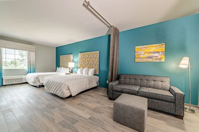 جناح بسريرين كوين مع أريكة بمطبخ صغير لذوي الإعاقة، Everglades Adventures Hotel Suites by Ivey House 1/2