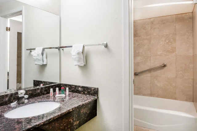 Family Suite, 2 Queen Beds, Ramada By Wyndham Ely 2/2