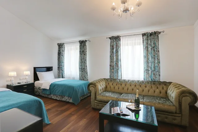 غرفة عائلية رباعية بسرير كوين بغرفة نوم واحدة مع أريكة بمطبخ صغير، Ferdinandhof Apart-Hotel 2/3