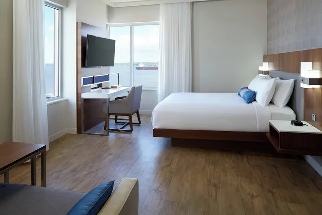 غرفة ديلوكس ركنية بسرير كينج مع أريكة، DELTA HOTELS BY MARRIOTT TROIS RIVIERES CONFERENCE CENTRE 5/10