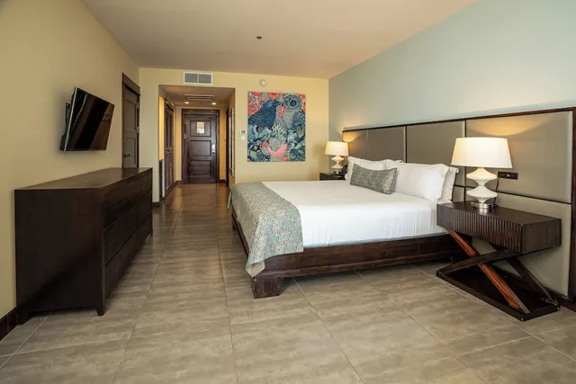 غرفة بسرير كينج بإطلالة على الجبل، Crocs Casino and Resort 3/7