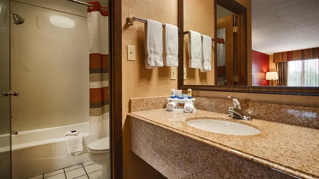 غرفة بسريرين مزدوجين للمدخنين، Quality Inn & Suites West Helena 2/2