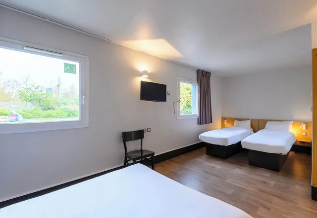 غرفة رباعية بسرير مزدوج وسريرين منفصلين لذوي الإعاقة، B&B HOTEL Creil Chantilly 1/4