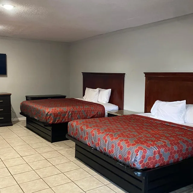 غرفة ثلاثية، Studio Suites Extended Stay 2/2