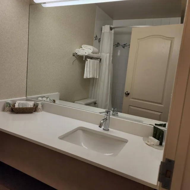 غرفة سوبيريور بسرير مزدوج، Ramada By Wyndham Lloydminster 10/10