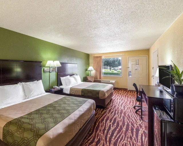 Standard, 2 Queen Beds, Econo Lodge Inn & Suites San Antonio near Frost Bank Center 1/2