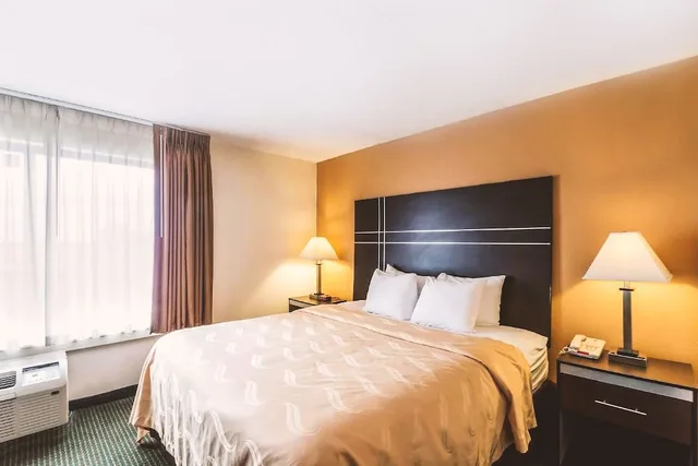 غرفة قياسية بسرير كينج، Norwood Inn & Suites Milwaukee 1/2