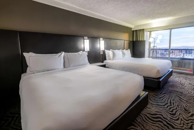 غرفة بسرير كينج وسريرين كوين، DoubleTree by Hilton Calgary North 4/5