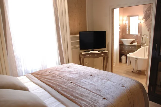 غرفة ديلوكس كبيرة بسرير كوين، Hotel & Spa Le Grand Monarque, BW Premier Collection 9/10