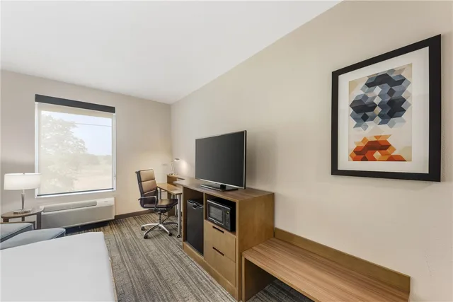 غرفة بسرير كينج بحوض استحمام لذوي الإعاقة، Best Western Green Oak Inn & Suites 3/4