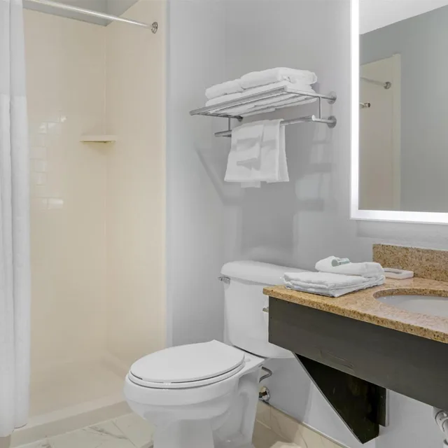 جناح بسرير كينج بشرفة مع أريكة، Best Western Lakewinds 7/8