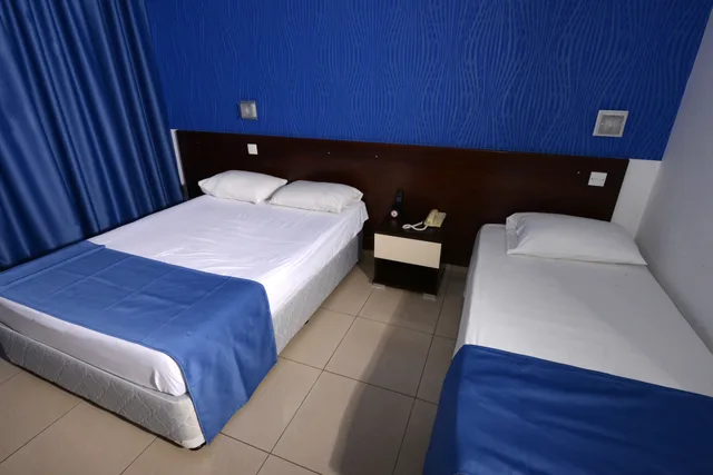 غرفة رباعية بسريرين مزدوجين بإطلالة جزئية على البحر، Les Palmiers Beach Hotel 1/3