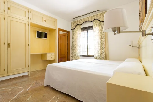 غرفة ثلاثية بسرير مزدوج وسرير فردي، Hotel Riad Arruzafa 1/1
