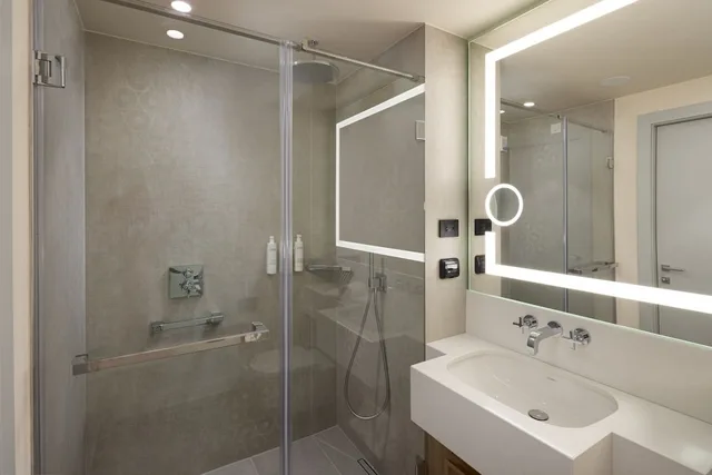غرفة سوبيريور بسرير كينج، Courtyard By Marriott Cluj-Napoca Downtown 3/3