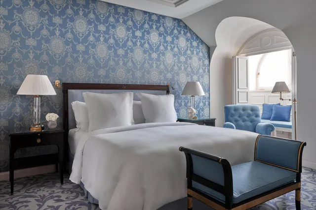 Renaissance, Suite, King Bed, Sofa، Four Seasons Hotel Prague 2/4