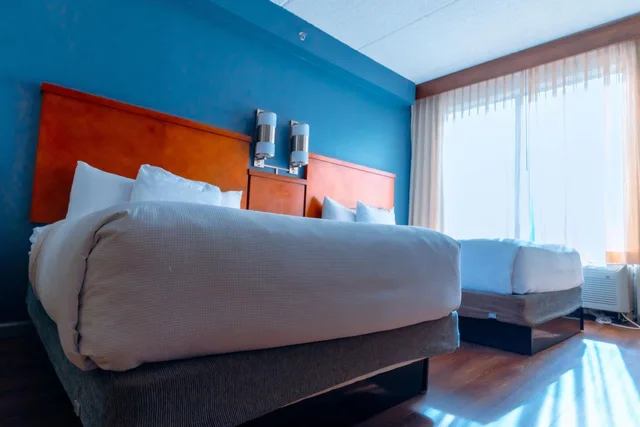 غرفة بسريرين مزدوجين مع أريكة في طابق مرتفع، Hyatt Place Atlanta Arpt North 9/10