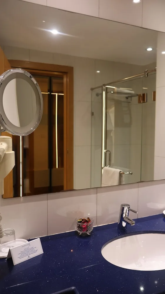 غرفة بسريرين منفصلين بإطلالة على المدينة، Golden Tulip Muscat 4/9