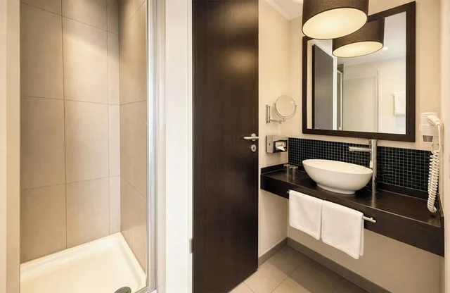 غرفة ثلاثية بسرير مزدوج وسرير فردي، LEONARDO HOTEL BERLIN 5/7