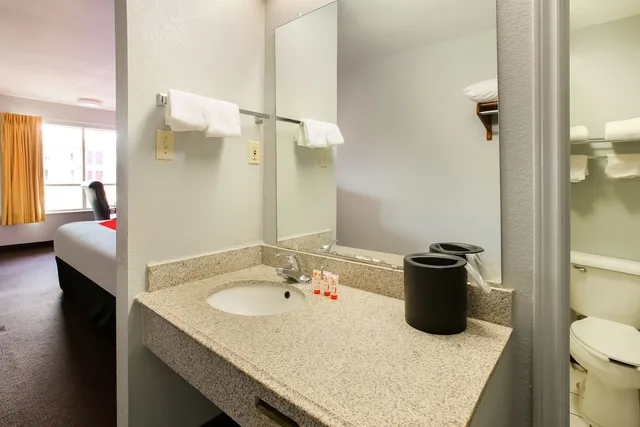 King Bed Smoking, OYO Hotel Texarkana North Heights AR Hwy I-30 4/4