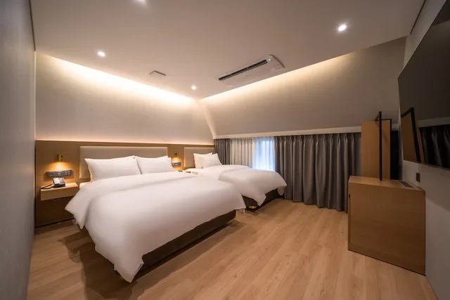 Standard, 1 Queen and 1 Single Bed, Comfort inn Yeouido 3/4