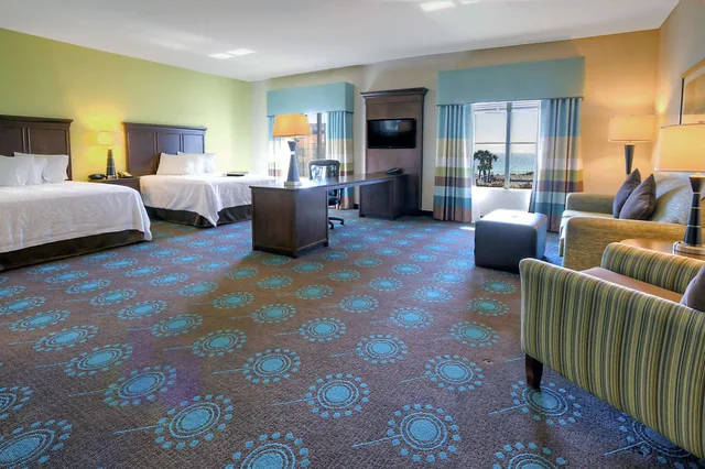 غرفة بسريرين كوين مع أريكة لذوي الإعاقة، Hampton Inn & Suites Destin 3/10