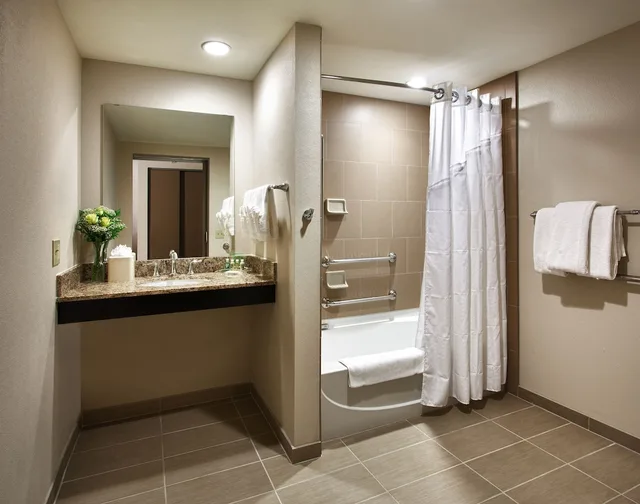 جناح بسرير كينج وسريرين كوين بغرفتي نوم بمنطقة جلوس، Holiday Inn Hotel And Suites Phoenix Airport North 4/4
