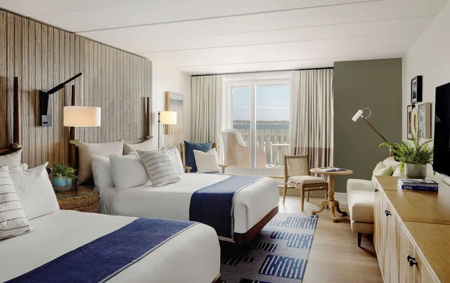 2 Queen Beds, Water View, Patio، Newport Harbor Island Resort 1/2