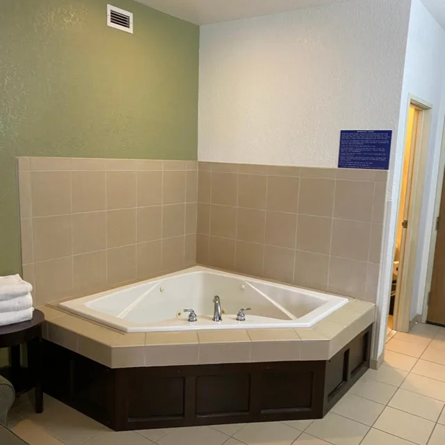 غرفة بسرير كينج بجاكوزي، Best Western Celina 7/10
