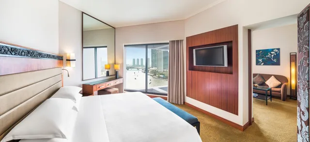 جناح جونيور بسرير كينج بإطلالة على النهر مع دخول صالة النادي، Royal Orchid Sheraton Riverside Hotel Bangkok 3/9
