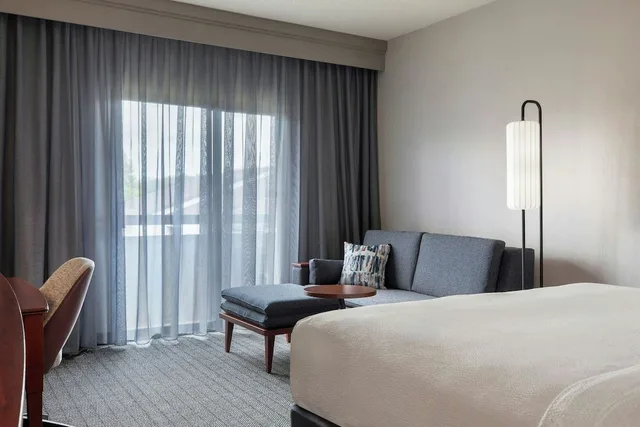 Room, King Bed, Sofa, Accessible, Courtyard Pittsburgh Airport 1/6