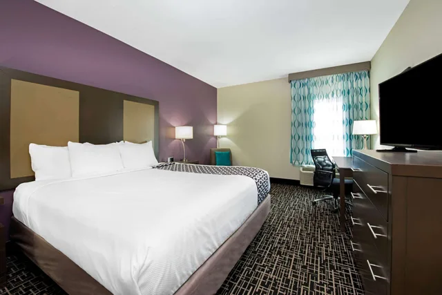 غرفة بسرير كينج، La Quinta Inn And Suites By Wyndham Lake Charles - Westlake 1/1