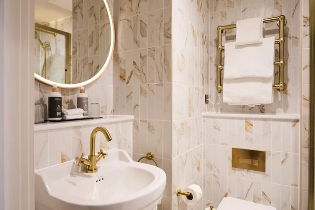 غرفة عائلية بسرير كينج مع أريكة، The Francis Hotel 5/10