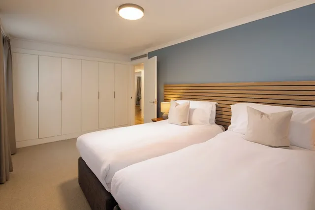 شقة ديلوكس بسرير كينج وسرير فردي بشرفة بغرفتي نوم، Monarch House - Serviced Apartments - Kensington 3/10