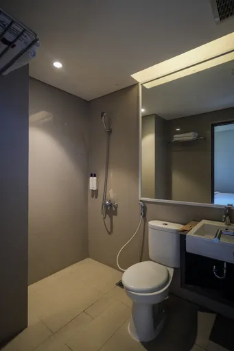 غرفة ديلوكس بسرير كينج بدون إطلالة، Clove Garden Hotel & Residence 2/2
