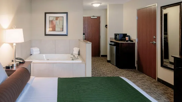 جناح بسرير كينج بحوض جاكوزي، Cobblestone Inn & Suites Durand 2/2