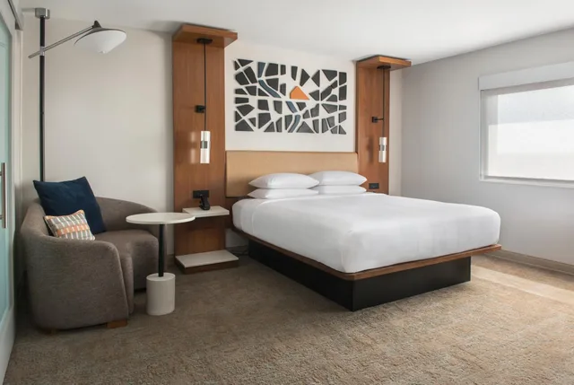 Room, King Bed, City View, Club Lounge Access, Marriott Springfield Downtown 1/8