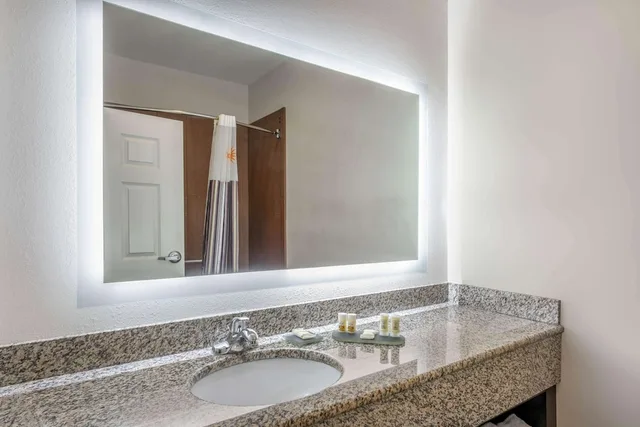 غرفة بسرير كوين، La Quinta Inn Suites By Wyndham Stonington Mystic Area 6/7